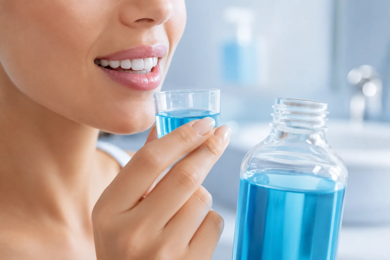 Bain de bouche quotidien : bonne ou mauvaise idée ?